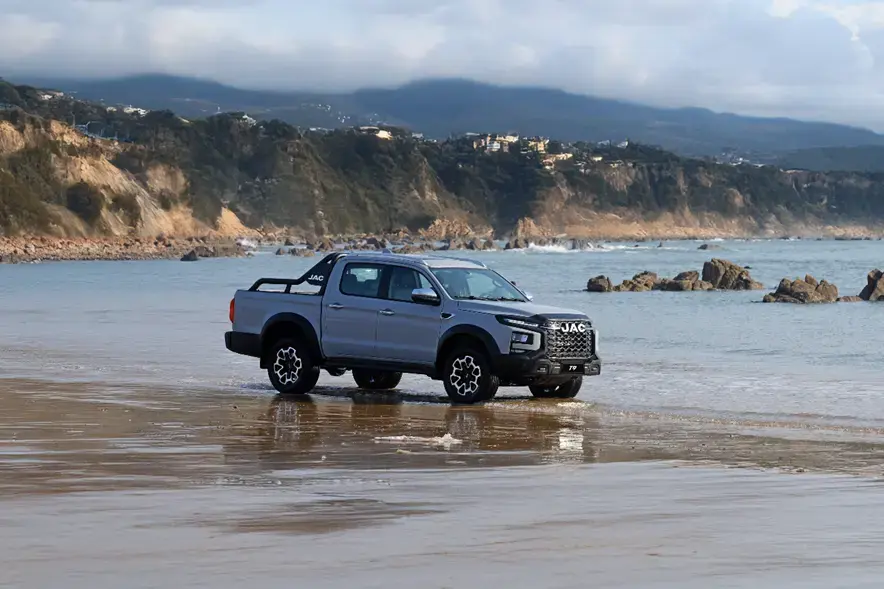 Camioneta JAC T9 4x4 Pick-Up andando por la playa.